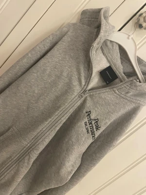 Peak performance hoodie! - En hoodie från Peak performance som har dragkedja! Den är i jättebra skick och har knappt använt den💕
