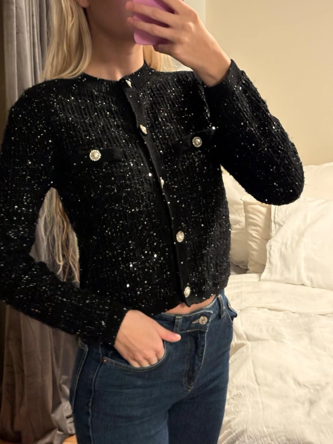 Glittrig svart kofta med pärlknappar