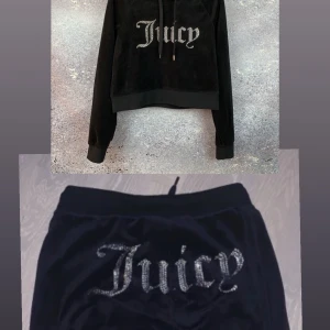 Svart velour set från Juicy Couture - Mörksvarta mjukisbyxor och tröja i velour från Juicy Couture med glittrig 'Juicy'-logga framtill. Byxorna har rak passform och resår i midjan för extra komfort. Perfekta för en avslappnad och trendig look. L på byxa M på tröja