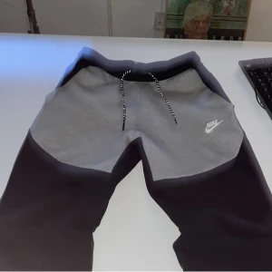 Svart/Grå Nike tech fleece byxor - Rätt så nya Nike tech fleece byxor köptes på stadium för 1200kr och är bra skick