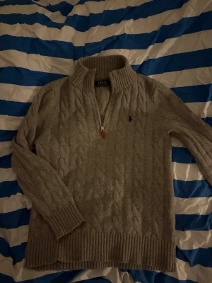 Grå kabelstickad tröja Polo Ralph Lauren - Passar storlek S och M, använd fåtal gånger