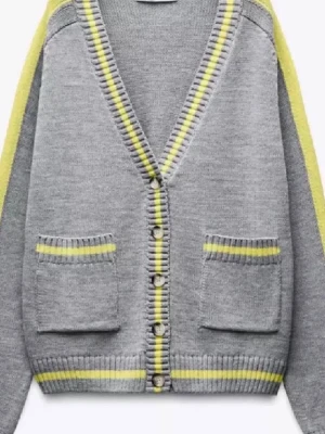 Kofta från Zara💛 - Snygg grå kofta med gula ränder, inga skador effekter eller liknande. Hör av er för frågor❣️Första bilden är från hemsidan andra är från min tik tok och de sista är mina också