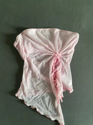 somrig topp med knytning - jätte fin topp som är perfekt som bikini coverup på stranden på grund av sin genomskinliga design