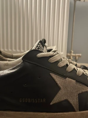 Svarta golden goose  - Säljer nu mina tvär feta golden goose skor som är sköna och  jag använt mycket. De är dock slitna och det kan man se på de