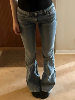 Low waisted bootcut jeans från Gina tricot - Säljer ett par ljusblå bootcut jeans från Gina tricot. Använda ett fåtal gånger, i perfekt skick 