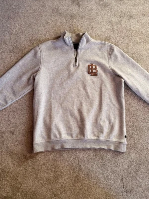 Bondelid half zip  - Säljer en Bondelid halfzip då den är lite för liten för mig, använd en gång. Storlek L men passar också M.   Pris kan diskuteras!