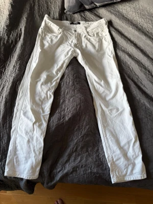 Replay Anbass 34/32 - Säljer ett par vita replay anbass köpte förra sommaren, då det är för tajta på mig. Storlek 34/32. Byxorna är hela med inga defekter