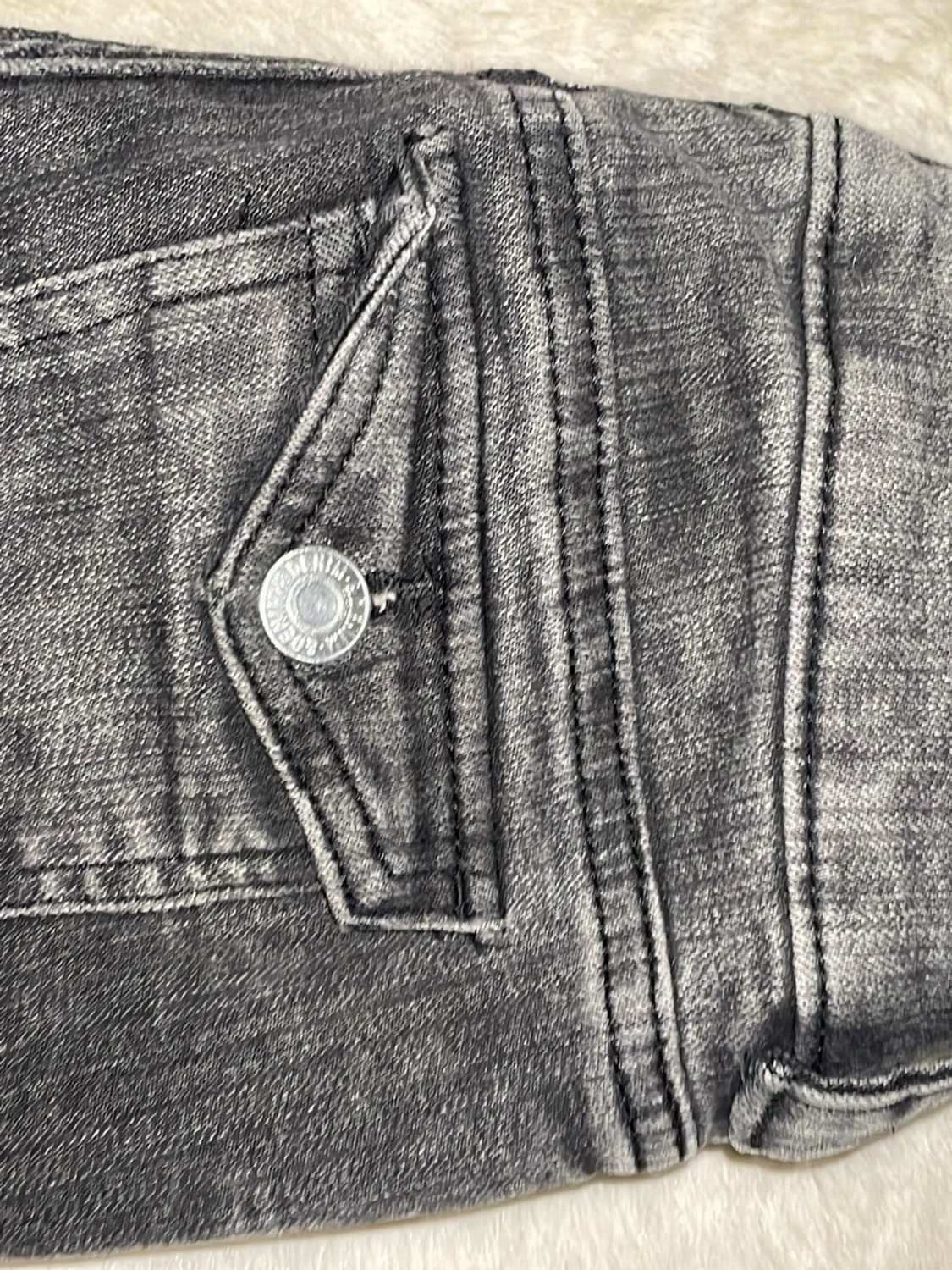 Grå utsvängda  jeans med tvättad look - 1