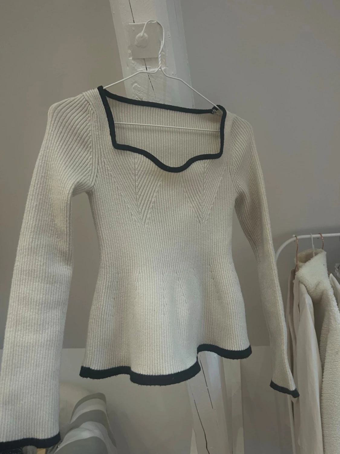 Ribbstickad topp med kontrastkant - 2