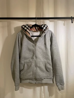 Burberry hoodie  - Burberry hoodie i grymt skick, dock utan snören, självklart äkta o går enkelt att kolla upp! Storlek m passar också S