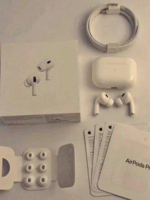 Apple AirPods Pro 2 helt nya oanvända  - Apple AirPods Pro med trådlöst laddningsetui, extra silikontoppar, laddningskabel och originalförpackning. Hörlurarna är vita och har en stilren, kompakt design med in-ear passform och brusreducering.