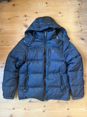 Ralph lauren jacka - Säljer pga att den inte passar mig. Den är i strl M och jag köpte den här på vinted. Bara att höra av dig vid frågor!