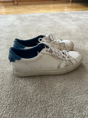 Givenchy skor - Storlek 42. Använda men går ännu! Jag svarar till alla frågor.