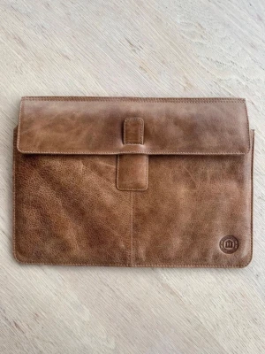 D.bramante datorfodral - Säljer ett brunt datorfodral/väska från D.Bramante. Det är i superbra skick. Skriv gärna till mig om du har frågor eller funderingar! 