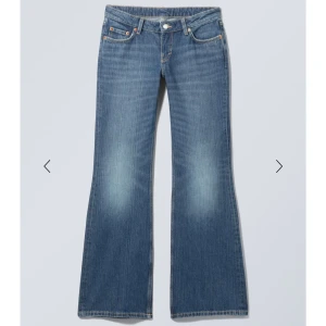 Weekday Nova Bootcut Jeans blå - Snygga blå bootcut jeans från Weekday, modell Nova Low Slim Bootcut. Jeansen har låg midja, klassisk femficksdesign och lätt utsvängda ben. Tillverkade i mjukt denimtyg som sitter skönt och ger en clean look.