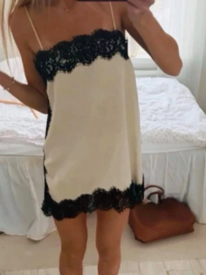 zara spetslinne/klänning - går att använda som topp eller klänning! prislapp kvar, aldrig använd. Storlek M men passar mindre och även större❤️