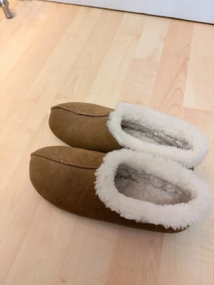 Mjuk tofflor - Inomhus tofflor med fluff i. Bra skick storlek 38. Lite uggs liknande