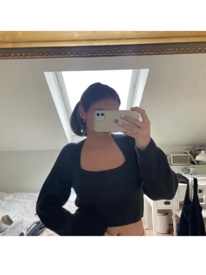 Svart croppad topp - Snygg stickad tröja i jättebra skick. Fri frakt under begränsad tid