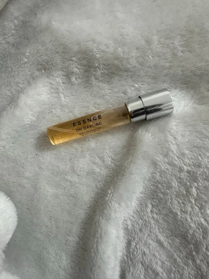 Essnce Oh Darling parfym - En stilren parfym från Essnce med namnet Oh Darling. Flaskan är liten och cylinderformad i genomskinligt glas med ljusgul vätska och ett snyggt silverfärgat lock. Perfekt att ha med i väskan för en fräsch doft när som helst.