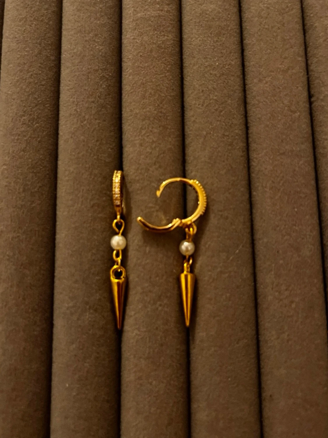 Guldörhängen med pärldetalj och spets - 1