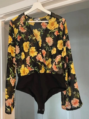 Blommig body  - Snygg blommig body .