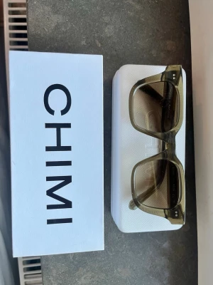Gröna solglasögon från CHIMI - Snygga solglasögon från CHIMI i modellen 04 Grön. Glasen är tonade i brunt och är i mycket bra skick överlag🙌🏼🙌🏼