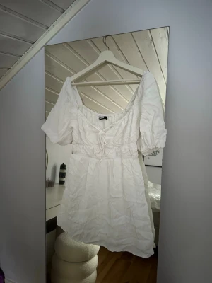 Vit kort klänning - Jätte söt vit kortklänning💕 perfekt till sommaren och skolavslutningar💞