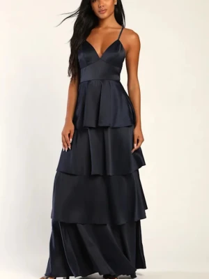 Balklänning - Säljer min fina marinblå balklänning med flera lager av volanger och smala axelband! Endast använd 1 gång utan defekter 