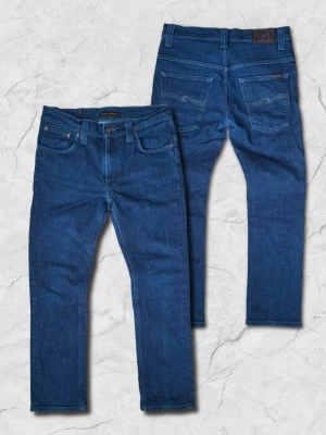 Nudie Jeans - Säljer ett par riktigt snygga mörkblå jeans från Nudie i storlek: W31 L32, modellen i bild är 173cm. Jeansen är i bra skick förutom ett litet märke på ena benet samt en lite sliten N-lapp (se bild 5 och 7). Har ni några fler frågor så skriv gärna😁 Priset går att diskutera vid snabb affär👍
