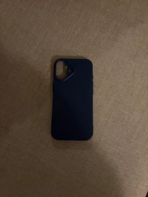 Marinblått mobilskal - Snyggt och stilrent marinblått mobilskal i mjukt silikonmaterial. Är för en IPHONE 17!