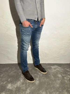 Replay jeans  - Ett par snygga jeans från Replay i storlek W34 L32 i modellen anbbas 