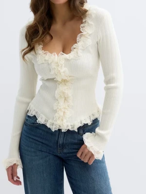 knitted lace cardigan - Supersöt vit ribbad topp med långa ärmar och romantiska spetsvolanger längs urringning, ärmslut och nederkant. Figurnära passform och djup v-ringning ger en trendig och feminin look. Perfekt att styla med jeans eller kjol för en chic outfit. Slutsåld hos Gina Tricot. Helt ny i förpackningen! 