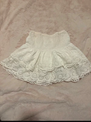 Söt kjol - Använd men fortsatt fin! Liten missfärgning på övre delen som syns på sista bilden. Storlek xs-s