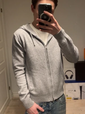Sayless Kashmir zip - Säljer nu denna gråa kashmir zip up från sayless i storlek xs. Använd ytterst lite och är i väldigt bra skick. Jag på bilden är 175 och väger ca 55. Skriv vid frågor eller funderingar 🙌👍