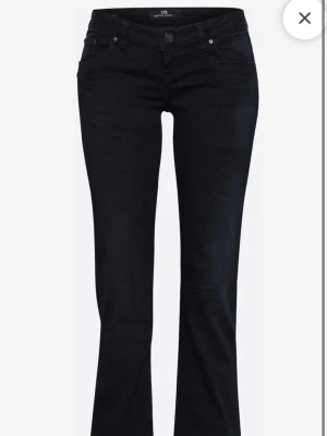 mörkblå bootcut jeans från LTB - Snygga mörkblåa bootcut jeans från LTB. Köpta för 800kr därmed priset. Materialet är stretchigt denim som sitter bekvämt. Storlek 27/32, perfekt i längd för mig som är 173cm!