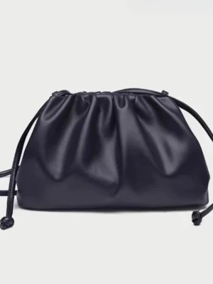 Mörkblå clutchväska - Stilren mörkblå kuvertväska med mjuk, rynkad design och dragskostängning. Väskan har släta ytor och tunna axelband, perfekt för dig som gillar minimalistisk stil. Materialet är skinnimitation som ger en lyxig känsla.