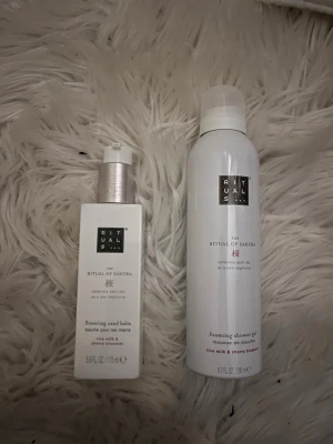 Rituals - Säljer ett set med rituals produkter. Showegel, aldrig använd, nyskick, samt kroppskräm/ handkräm som är lite använd🩷