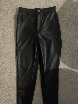 Svarta Skinnbyxor med hög midja. - Helt nya skinnnyxor i storlek S.
