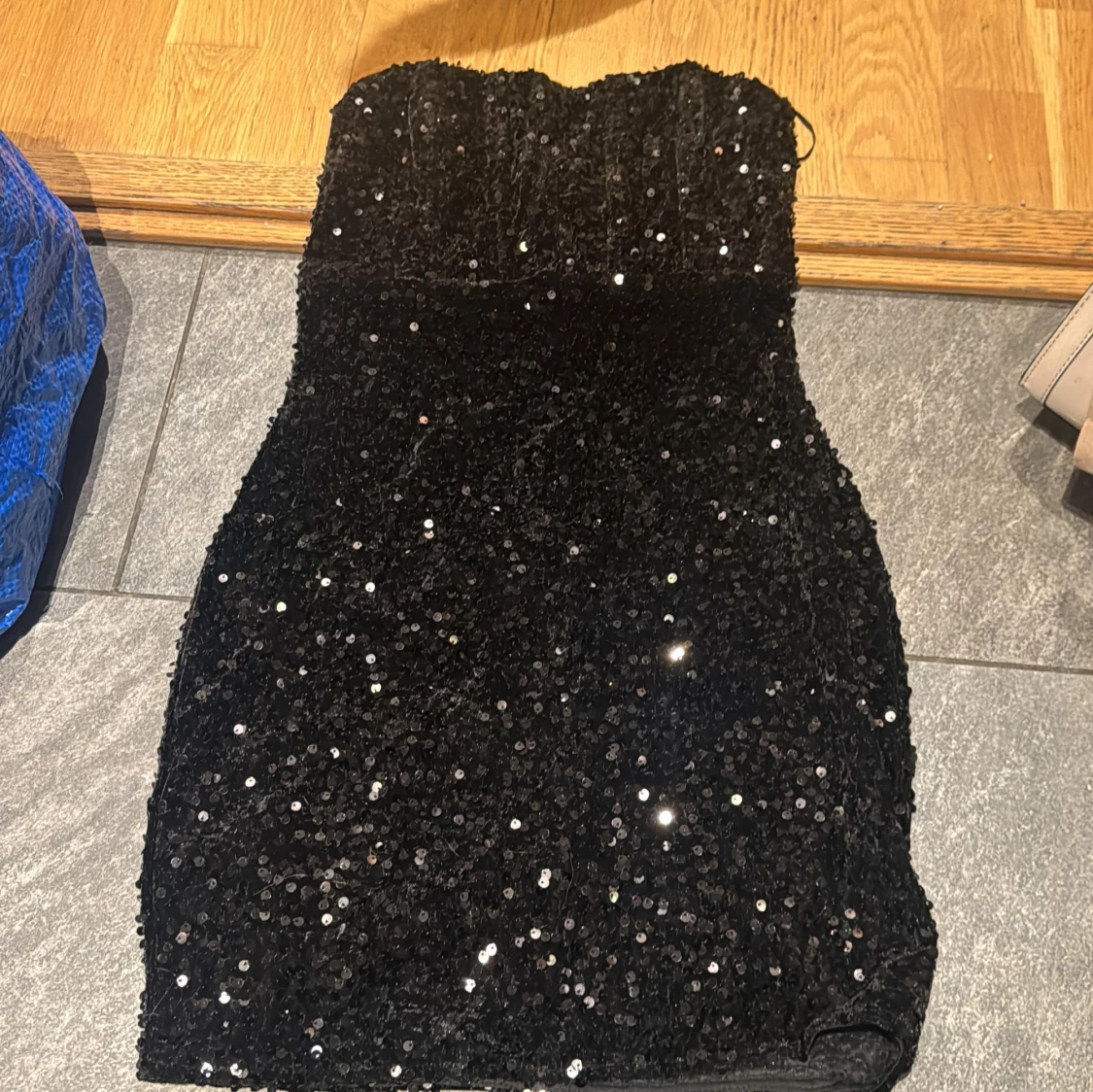 Svart glittrig axelbandslös klänning - 1