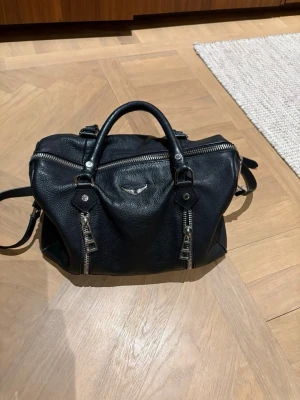Stor zadig voltaire sunny bag  - Säljer min stora sunny bag. Måtten är 21 x 34. Använd men fortfarande i väldigt fint skick. Många bandet går att ta av beroende på om du vill ha den över axeln eller som handväska💗💗