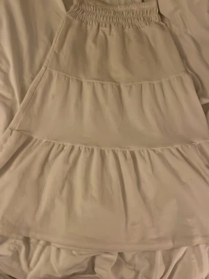 Vit volangkjol med resårmidja - Vit lång kjol, lite solkig med fläckar, men dem går antagligen bort väldigt lätt i tvätten!