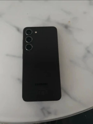 Samsung Galaxy S23 256gb svart med skal - Svart Samsung S23 med 256gb använd i några månader
