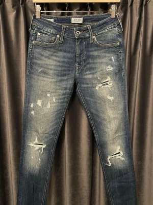 Jack&jones - SLIM JEANS - Jack&jones jeans - skick 9/10, mycket fint skick! - modell: skinny Liam - storlek 30/32 - MEN, om man vill att dom ska sitta slim så passar dom perfekt slim för w29 - dessa sitter som 29/32 slim glenn! - hör av er vid frågor🙌