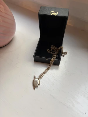 Maria Nilsdotter halsband -  Säljer mitt halva hjärta från Maria Nilsdotter. Det är i silver och är lite rostigt men absolut inget man märker av på, därav sätter jag ett bra pris. Box följer med