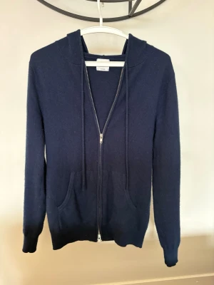 John Henric cashmere zip - En riktigt schysst och bekväm zip hoodie i 100% cahsmere från John Henric. Storlek S. Väldigt sparsamt och använd försiktig. Den är inte nopprig och i ett väldigt bra skick, kom med frågor och bud!
