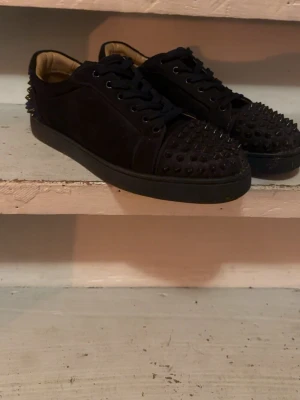 Mörk blåa loubs  - Säljer ett par mörkblåa loubs i storlek 42-43 saknas ett par spikar men man får med 4 extra spikar i lådan. 