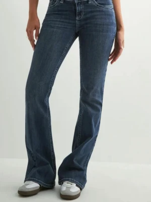 Stitch jeans från Nelly  -  Blåa bootcut jeans som är low, wasted och med vit söm på bakfickan 💕