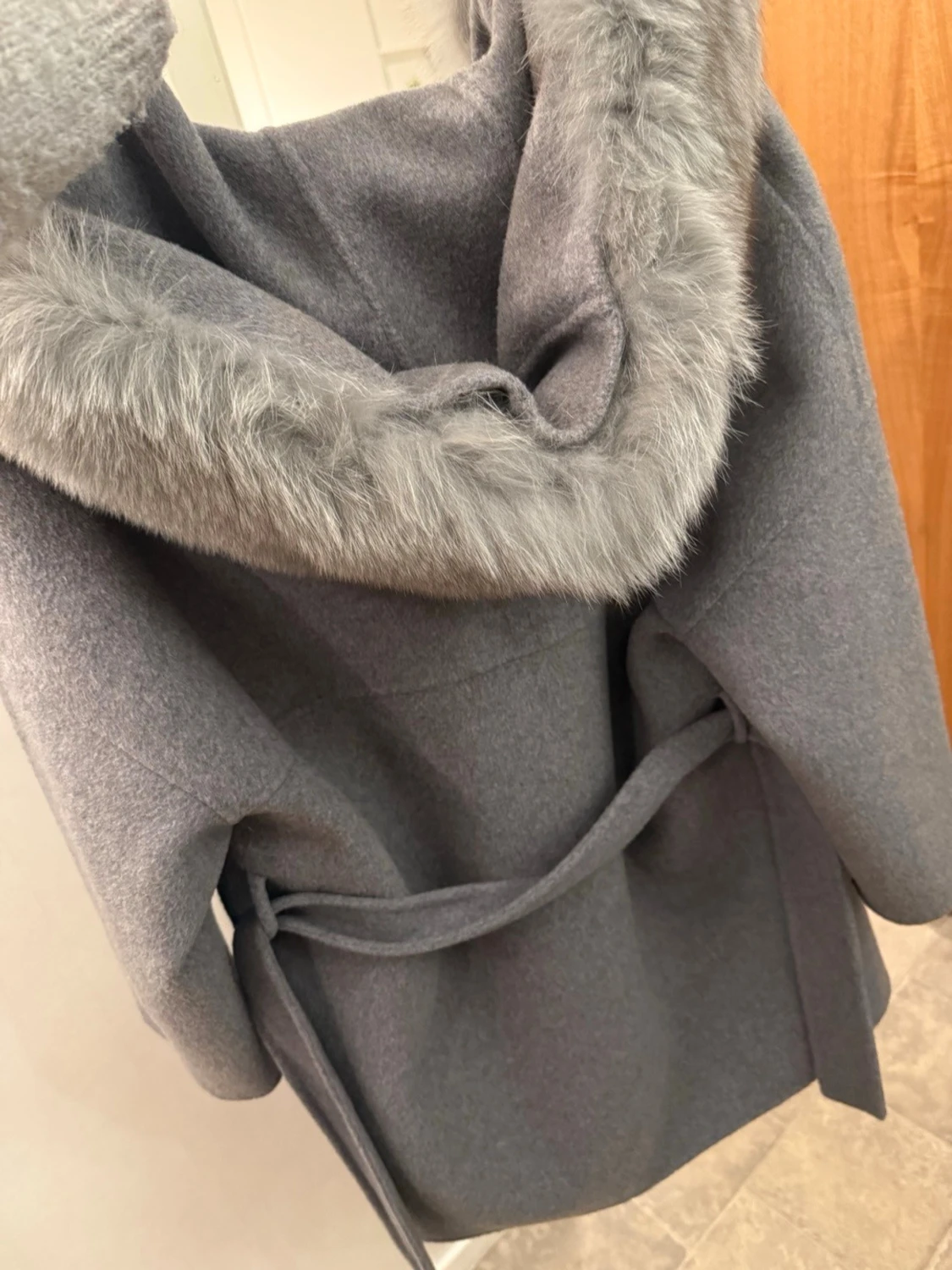 Grå kappa med fuskpäls och huva - 1