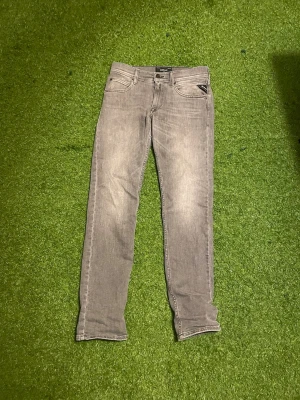 Replay jeans ( för 155-165cm ) - Replay slim jeans som passar dig som är 155-165. Använda kanske 5 gånger så typ nya. Pris går att diskutera. 