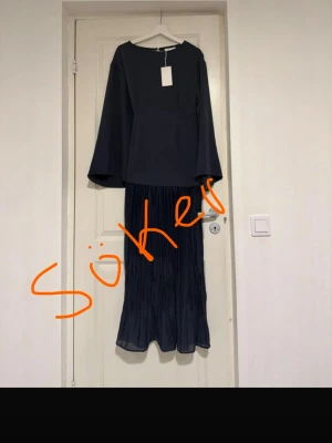 SÖKER  - Söker denna klänningen från nakd, stl 36 eller 38. Hör gärna av er om ni har den 